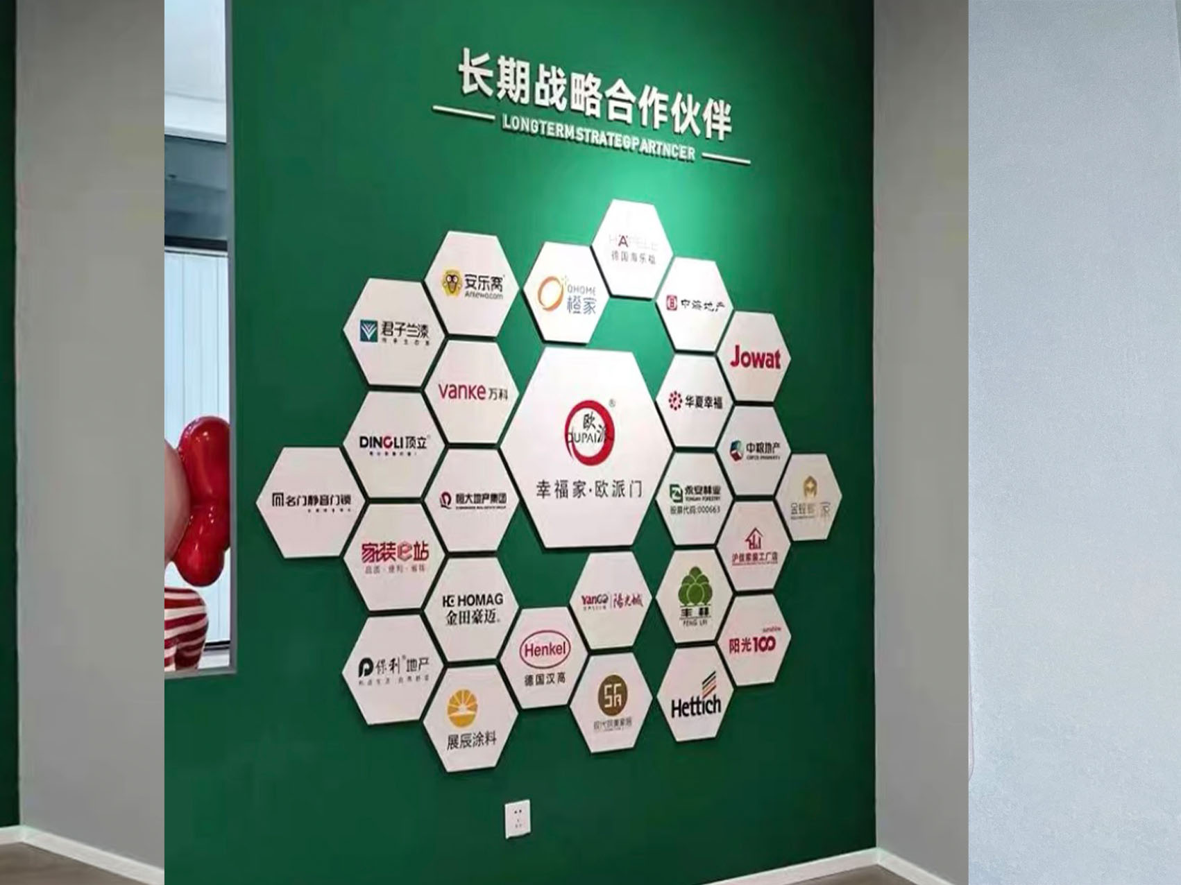 玻璃墻面可以設(shè)計文化墻嗎(圖1) 玻璃墻面可以設(shè)計文化墻嗎(圖1)